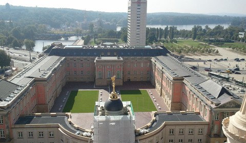 Blick von der Nikolaikirche Potsdam auf das Stadtschloss