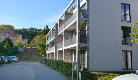 Apartmenthaus mit Parkplätzen - Südseite - Apartment Sattlerstraße