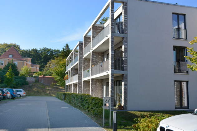 Apartmenthaus mit Parkplätzen - Südseite - Apartment Sattlerstraße